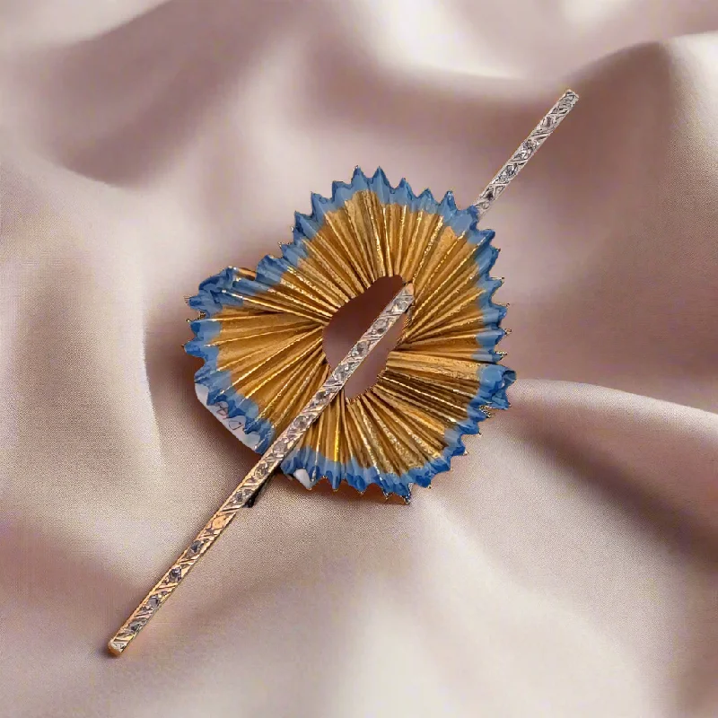 Fashionable Brooch with Heart Design-Brooch in 18k gold, white and yellow gold decorated with diamonds, pencil sharpener design brooch