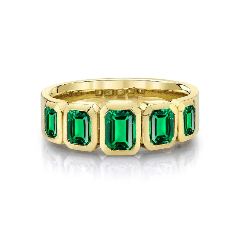 Customized Gold Rings-Graduated Emerald Cut Emerald Band