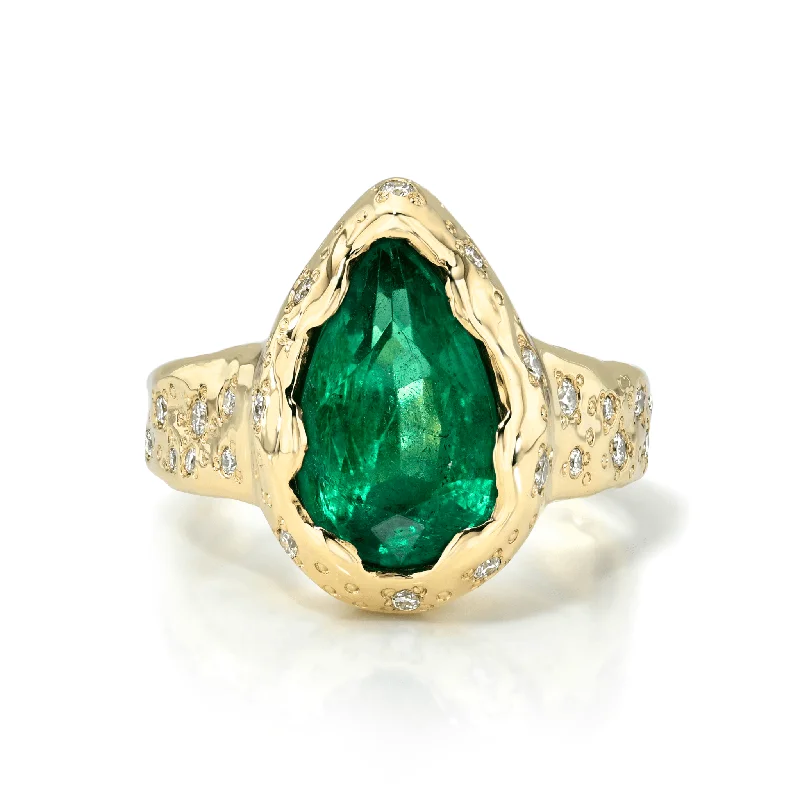 Designer Platinum Rings-Classic River Queen Emerald Ring with Oracle Set Diamonds